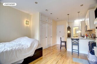 Building Photo - 130 W 73rd St