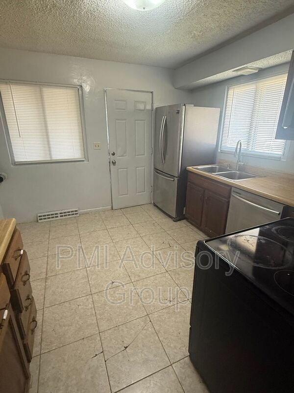 Building Photo - 7138 SW Lario Ln