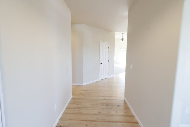 Building Photo - 3/2 Home SW Redmond near the Greens