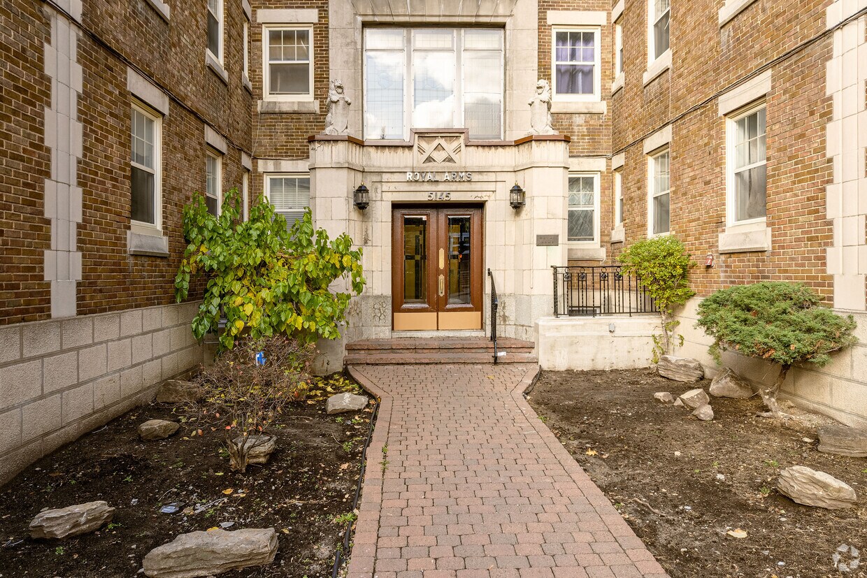 Building Photo - 5145 Ch De La Côte-Saint-Luc