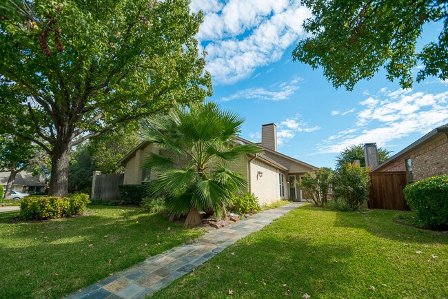 Beautifully Crafted 2-2-2 Duplex in Addison. Granite Counters! Fridge Included! - Beautifully Crafted 2-2-2 Duplex in Addison. Granite Counters! Fridge Included! House