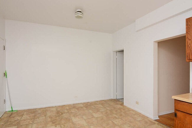 Foto del edificio - 2319 N Kedzie Blvd