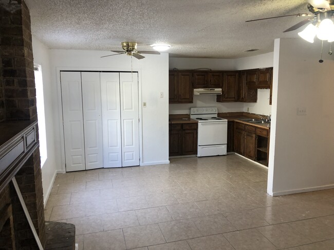 Dinning Kitchen combo/washer-dryer hookup - 1920 Lagonda Ave