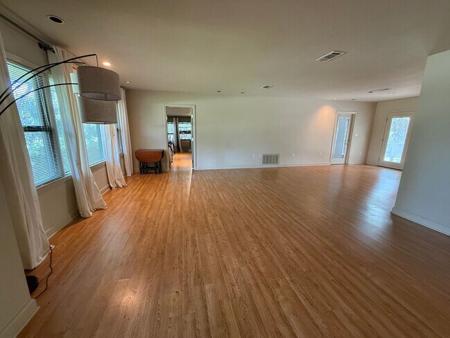 Foto del edificio - 303 Interbay Ave