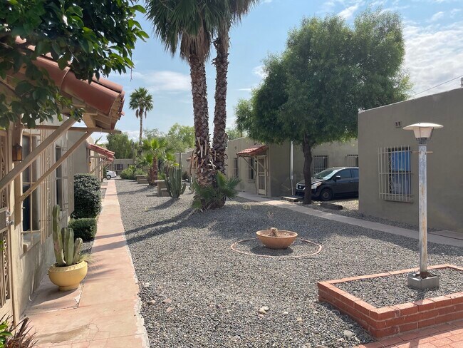 Foto del edificio - 2620 N Stone Ave