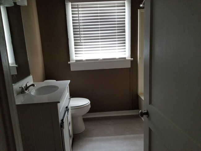 Bathroom - 410 Duncan St