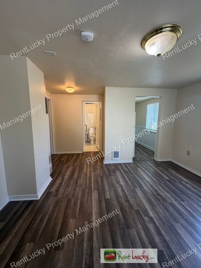 Building Photo - Cute and Remodeled 2-Bedroom Duplex in Great Seattle Location!