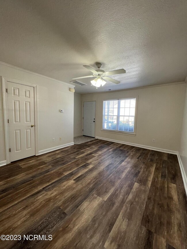 Building Photo - 106 Streamwood Dr
