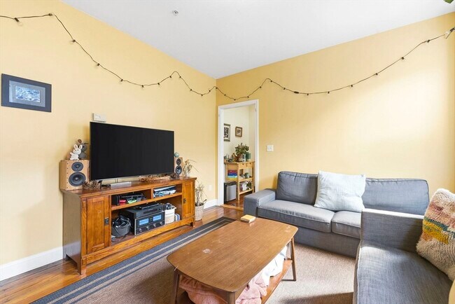Building Photo - 84 Line St