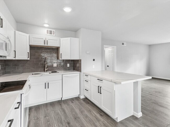 Foto del edificio - FULLY REMODELED IN MIDTOWN