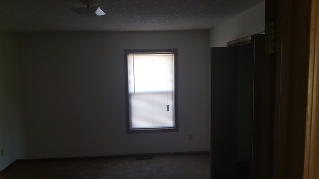 Building Photo - Great 3 Bed 2 Bath Duplex w/ attached 2 car garage!