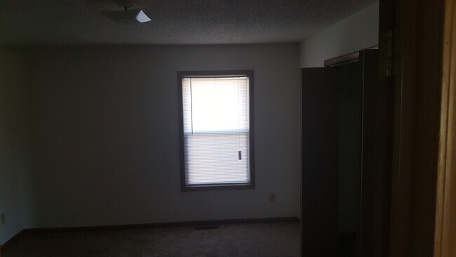 Foto del edificio - Great 3 Bed 2 Bath Duplex w/ attached 2 car garage!