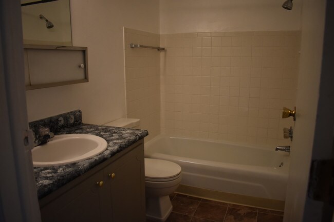 Foto del edificio - 5670-5676 Ironwood Ct
