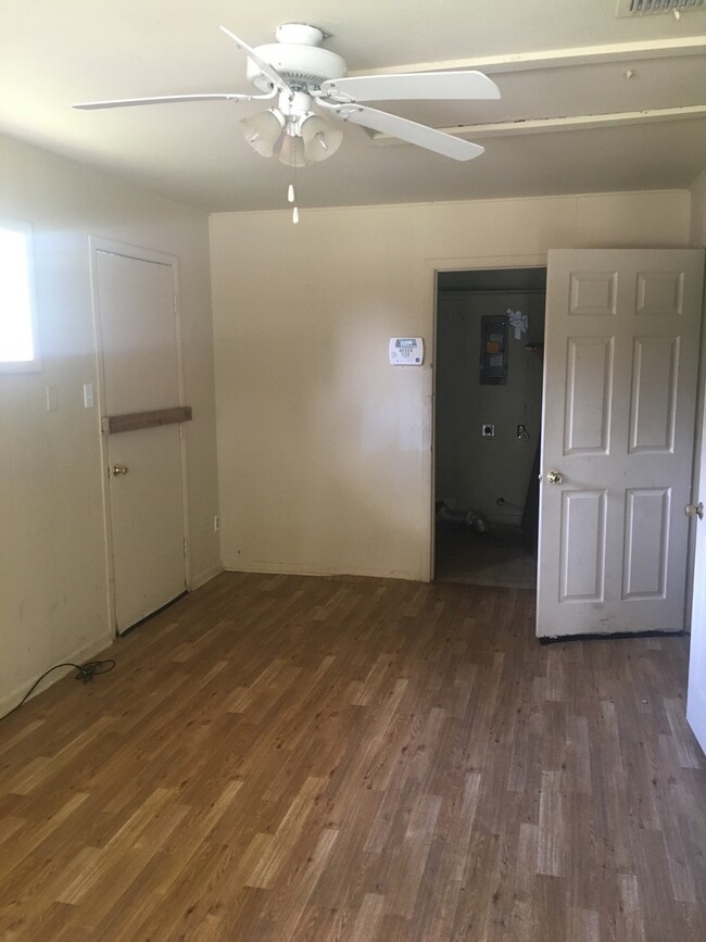 Building Photo - 1015 Pine Tree Dr