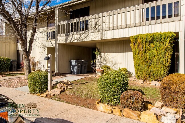 Building Photo - Great town home-Bloomington Country Club!