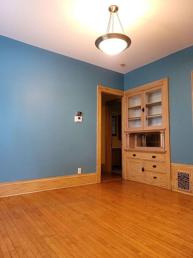 Building Photo - Condo Rental Near MSOE