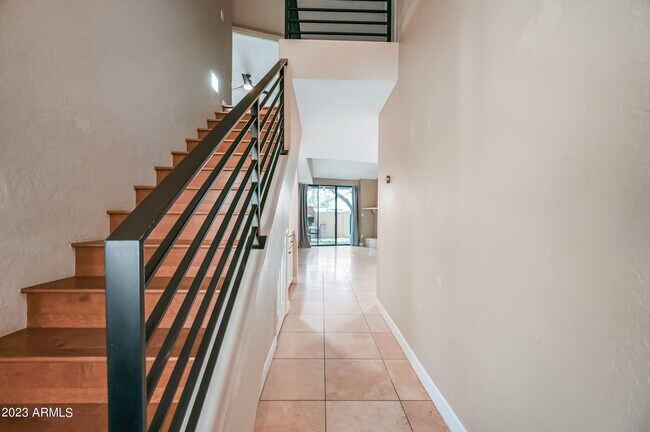 Building Photo - 5830 N 12th Pl