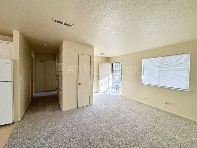 Foto del edificio - 563 W 12th St