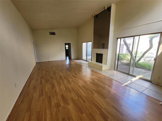 Foto del edificio - 7016 Briarmeadow Dr