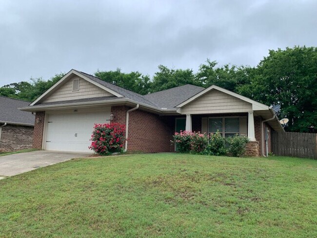 Foto del edificio - COMING SOON 8/8/25-BEAUTIFUL 4/2 BRICK HOM...