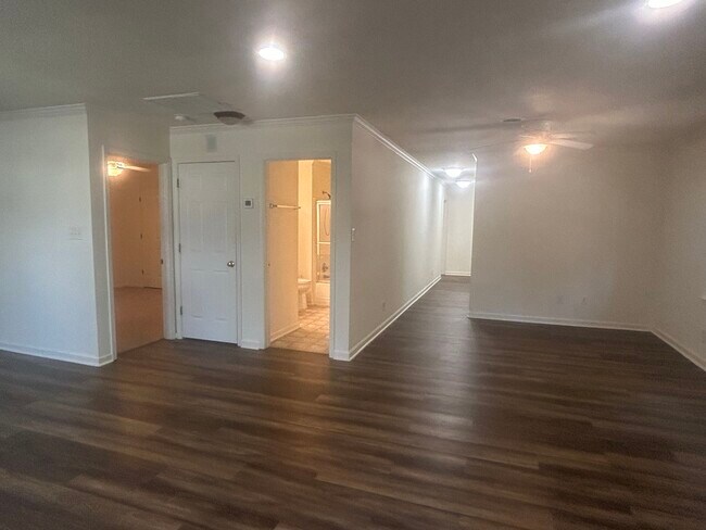 Foto del edificio - 112 W Poplar Ave