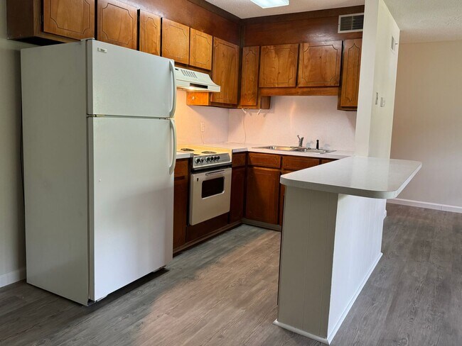 Foto del edificio - Freshly Painted 1 bed 1 bath with new floors located in a pretty wooded setting