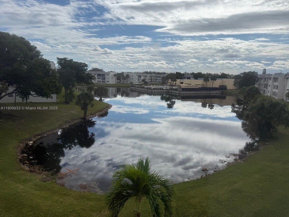 Foto principal - 8220 Sunrise Lakes Blvd