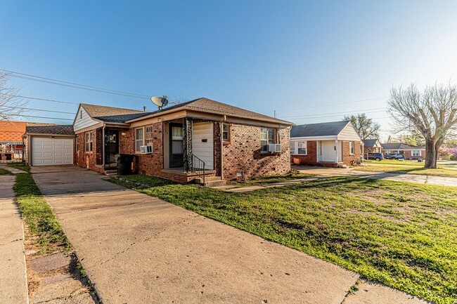 Photo - 1 Bed 1 Bath in Midwest City! House