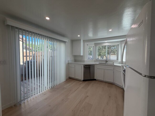 Foto del edificio - 4783 Mayflower Way
