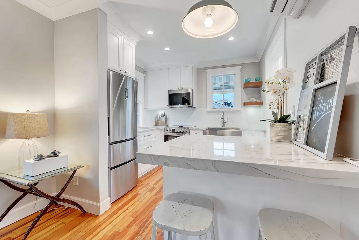 Fully Equipped Kitchen - 1616 N Swinton Ave