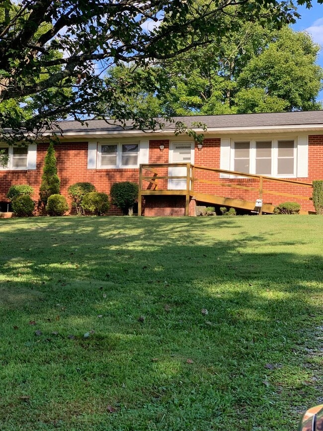 Building Photo - 3 Bedroom / 2 Bath  Piney Flats, TN
