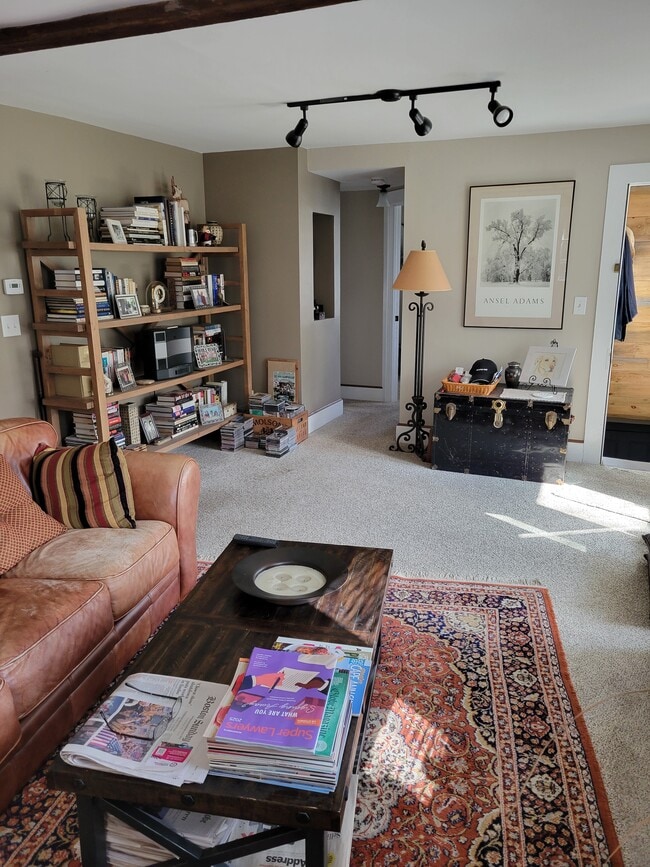 Sala de estar con muebles - 106 Granite St