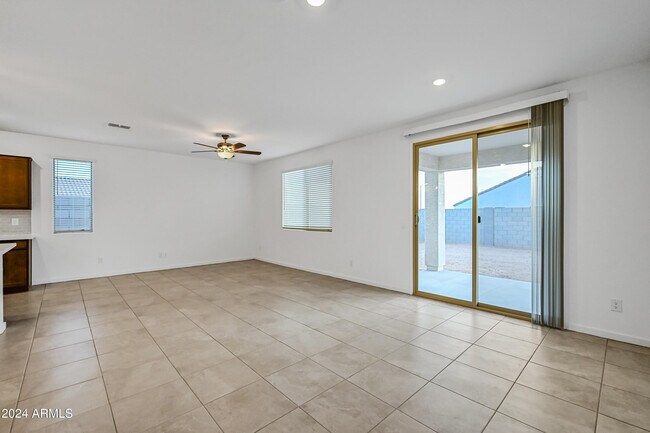 Foto del edificio - 25303 W Bowker St