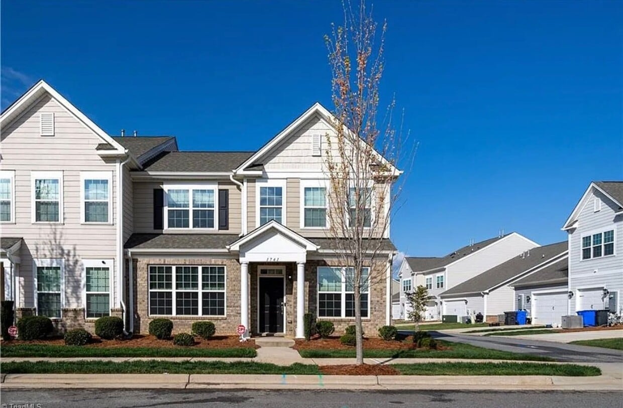 Primary Photo - Beautiful 3Bed/2.5Bath Townhome located in...