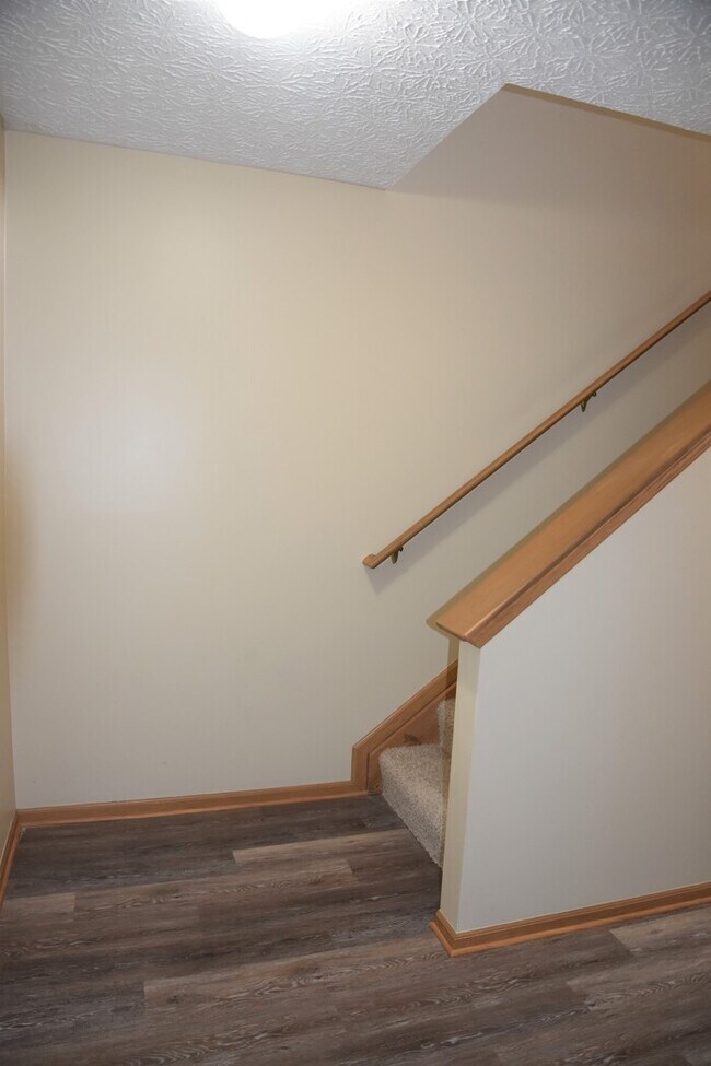 Building Photo - 4 Bedroom Condo in Villages of Polaris Park!