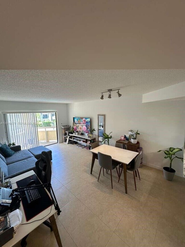 Foto del edificio - 8290 Lake Dr