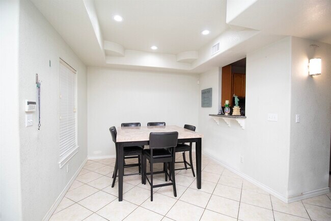 Building Photo - 1000 Ranchway Dr