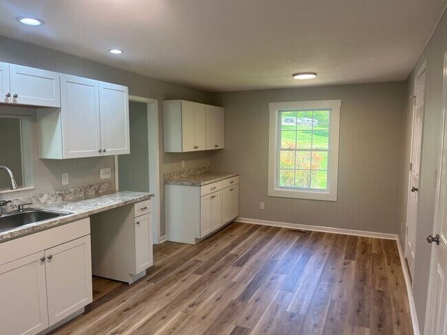 Building Photo - 3 bed, 2 bath, 2 car garage Cape Cod style...