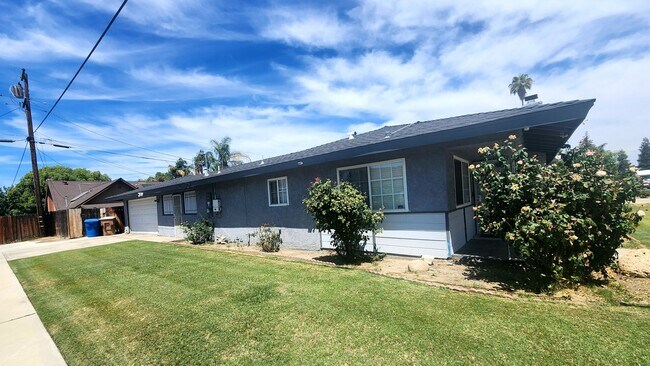 Foto del edificio - SW-Bakersfield 3 bedrooms 2 baths house