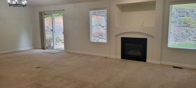 Building Photo - APPROVED APPLICANTS: AUBURN - BEAUTIFUL LA...