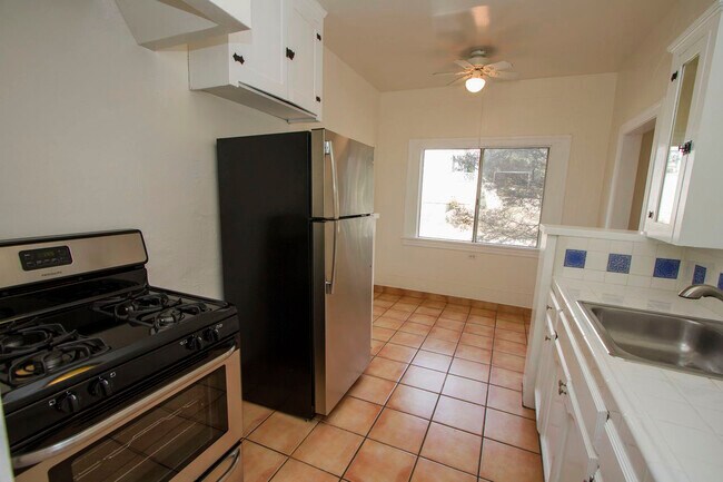 Foto del edificio - 833 E Edgeware Rd