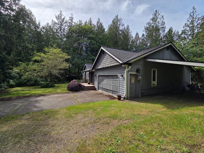 Foto del edificio - Tucked Away in Gig Harbor - 3 Bedroom + Bonus & Huge Yard. Available Now!