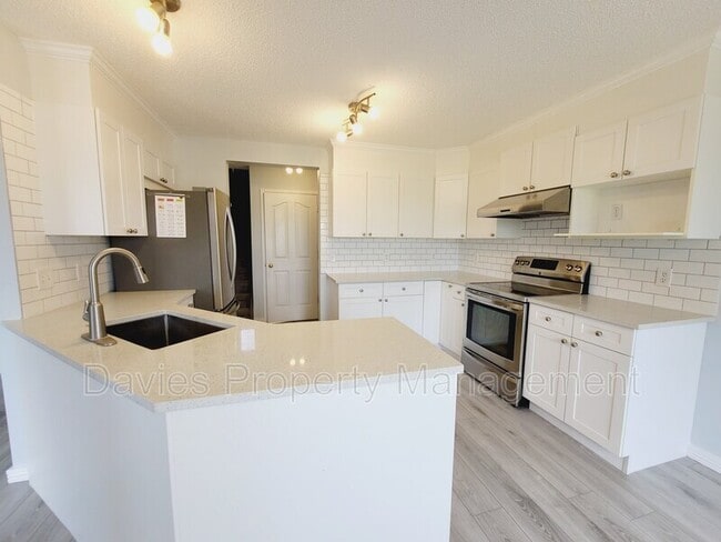 Building Photo - 3550 McLean Crescent SW