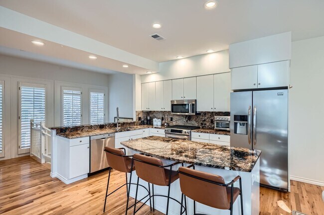 Foto del edificio - Gorgeous Cherry Creek Townhome - 2 bed 2 bath with 1 car garage