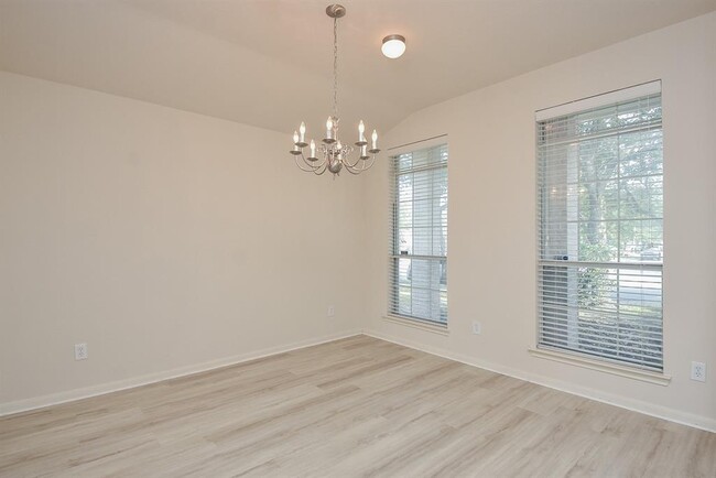 Foto del edificio - 9511 Lakeway View Ln