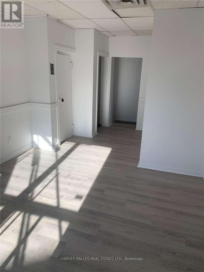 Photo du bâtiment - 881 St Clair Ave W