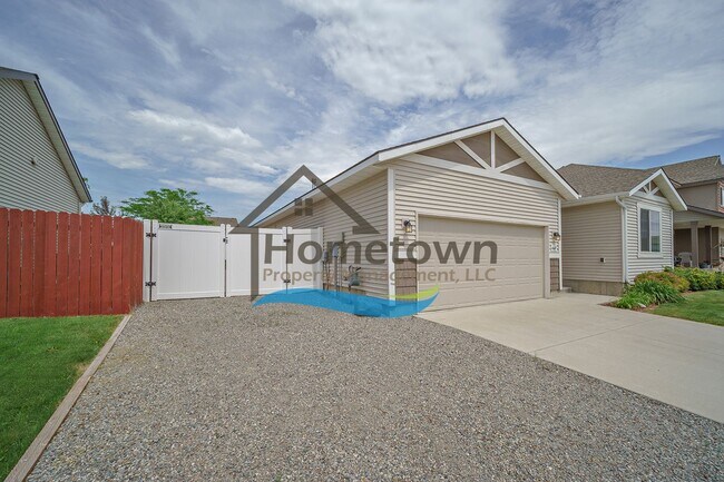 Building Photo - 3 Bedroom 2 Bathroom Home with Attached 2 ...