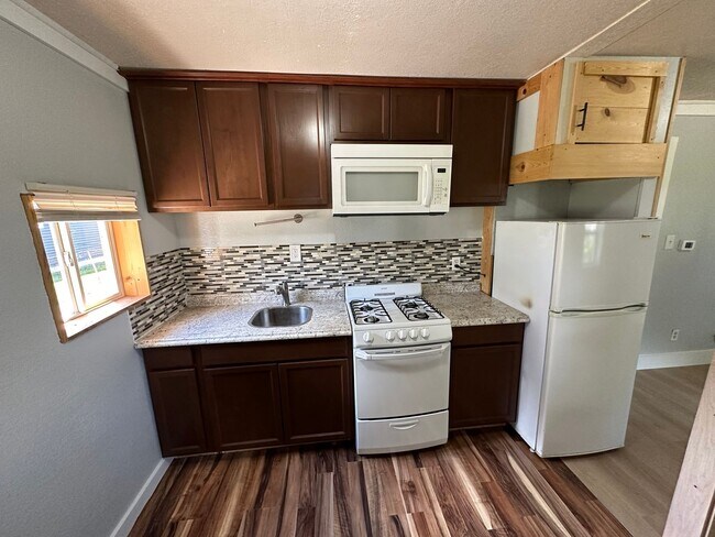 Building Photo - 1 bed, 1 bath home for rent in quiet Water...