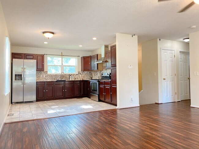 Foto del edificio - Stunning 5 bedroom, 2 bathroom house!