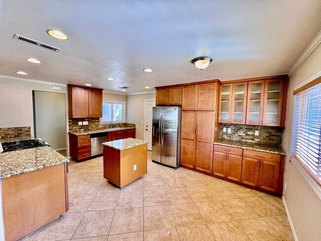 Foto del edificio - This charming 3-bedroom, 2-bathroom single...